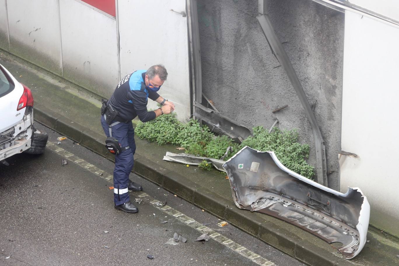 Imágenes Un accidente corta el acceso por la avenida de El Llano y